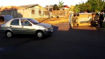 Após colisão de trânsito, carro tomba no Bairro Clarito