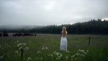 El canto embelesador de una chica nórdica para atraer a las vacas
