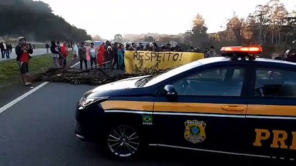 BR-277: indígenas realizam protesto