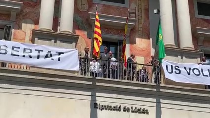 El nuevo presidente de la Diputación de Lleida preside la colocación de un lazo amarillo