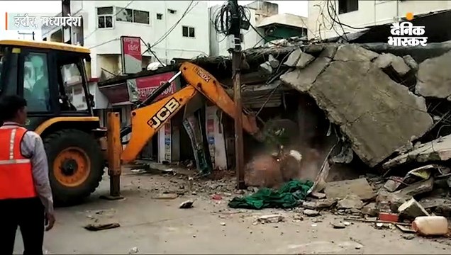 लेफ्ट टर्न चौड़ीकरण की जद में आईं 8 दुकानें, निगम ने तीन को ढहाया, 5 को जल्द तोड़ने की बात कही