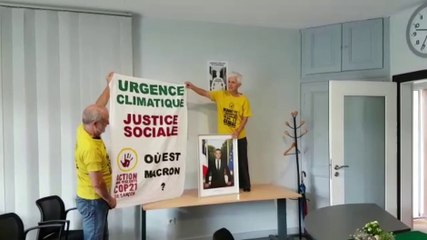 Des militants écologiques décrochent le portrait de Macron en mairie de Roche-les-Baupres
