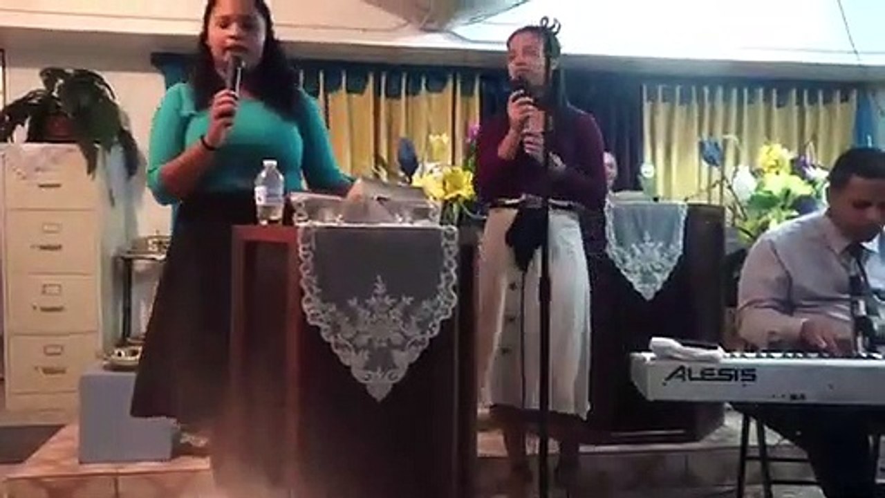 Agrupación Alfa Y Omega- Gineysha Marie Y Darielys Félix Cantando La Alabanza "De Su Mano"