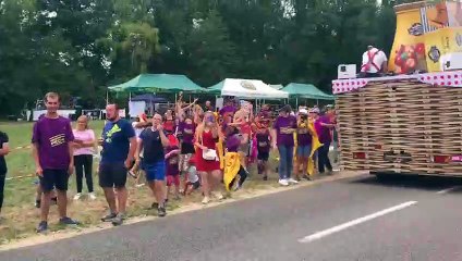 Passage de la caravane du Tour à La Chaux-en-Bresse