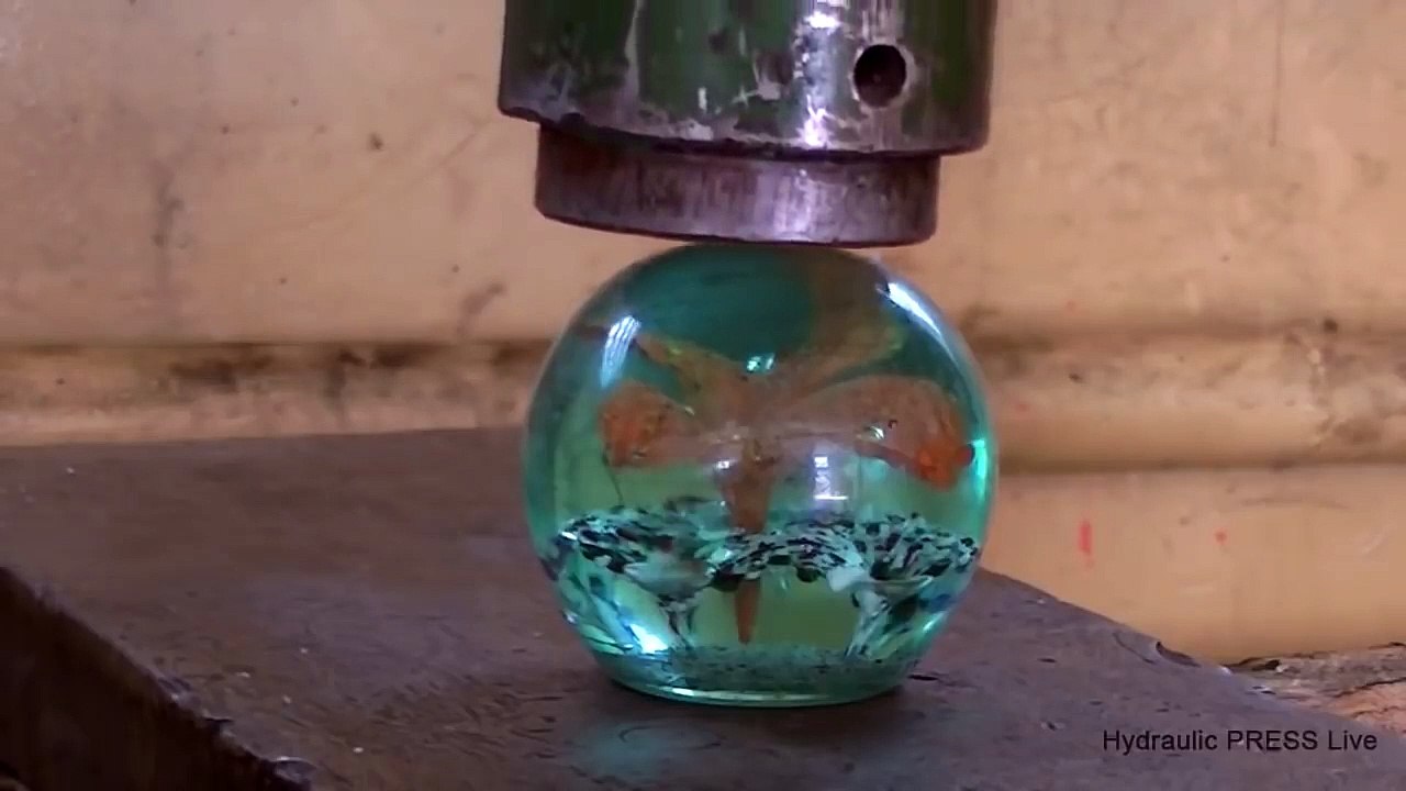 ESMAGANDO COISAS COM UMA PRENSA HIDRÁULICA DE 500 TONELADAS