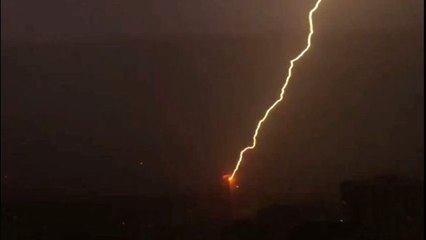 Yıldırım binaya böyle isabet etti