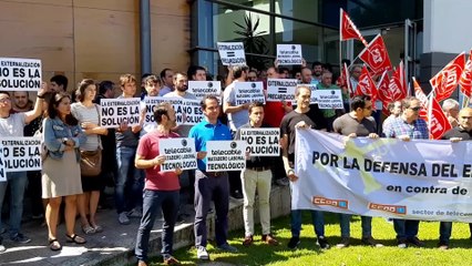 Trabajadores de Telecable protestan frente en Gijón
