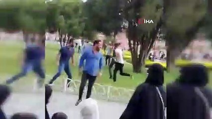 Turistlerin gözü önünde taşlı sopalı kavga