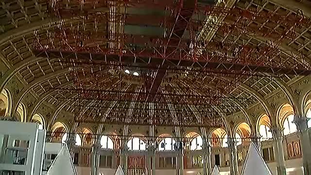 El Museo Nacional de Arte de Cataluña instaura un enorme castillo hinchable en su sala oval