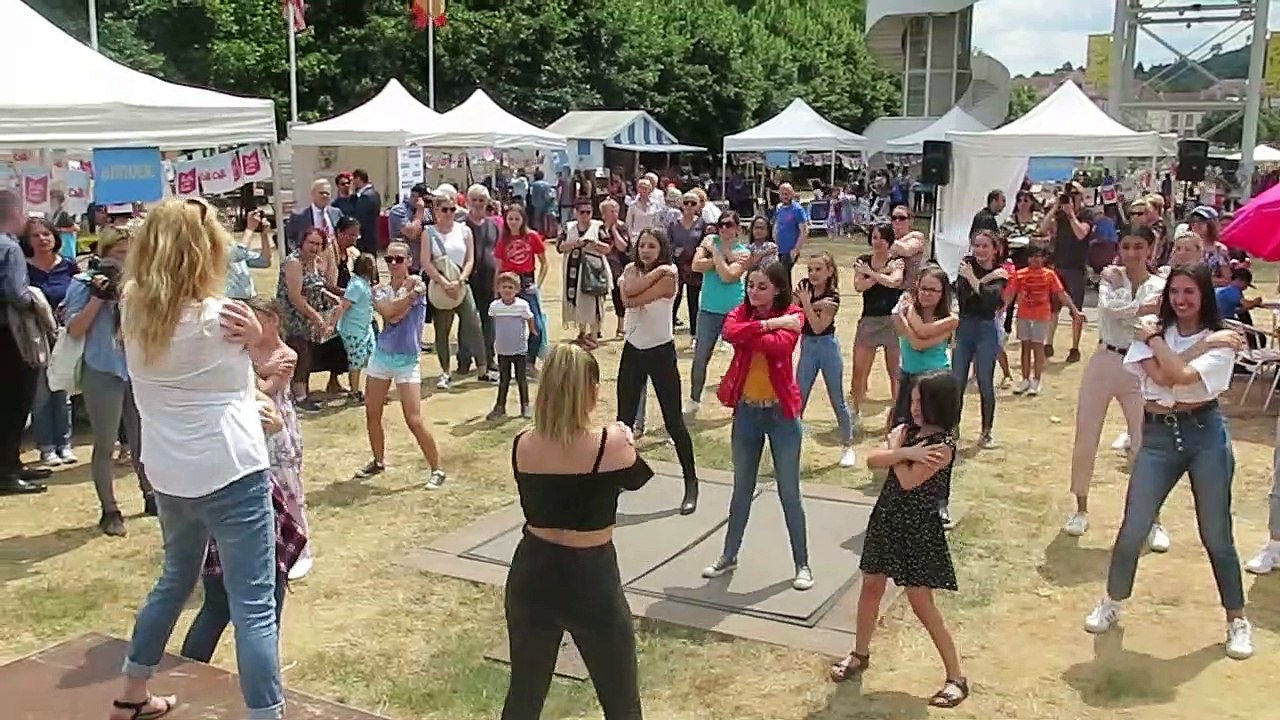 Les adolescents lancés dans un flashmob en plein Livrodrome