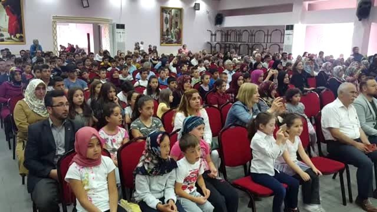 Kur'an kursu öğrencilerinden 'İşaret diliyle ilahi'