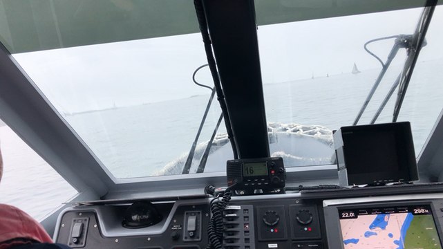 Dans la vedette, avec les affaires maritimes