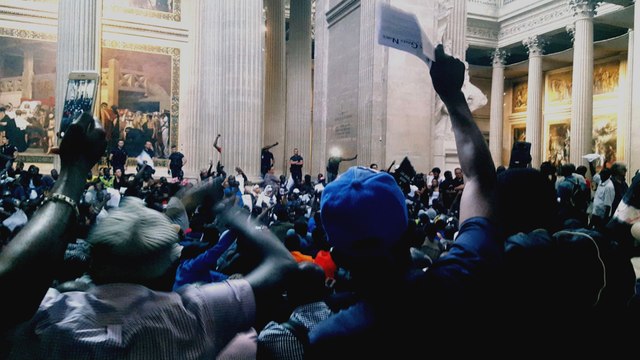 Occupation du Panthéon par des centaines de sans-papiers