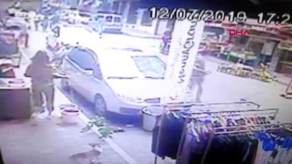 İSTANBUL-FATİH'TE DÜKKANININ ÖNÜNE PARK ETTİRMEYEN KUAFÖRÜ VURDU