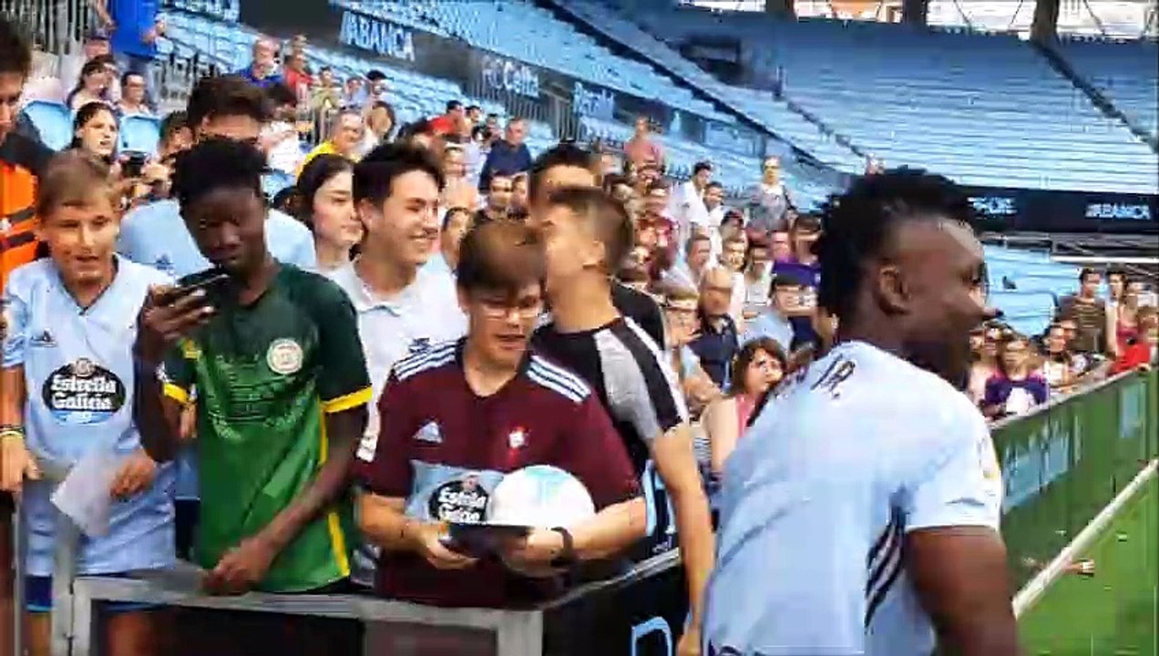 Aidoo Se Besa el Escudo en su Primer Día de Celeste