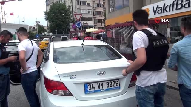 Taksim'deki uygulamada 'Şans' isimli narkotik köpeğiyle araçlar didik didik arandı