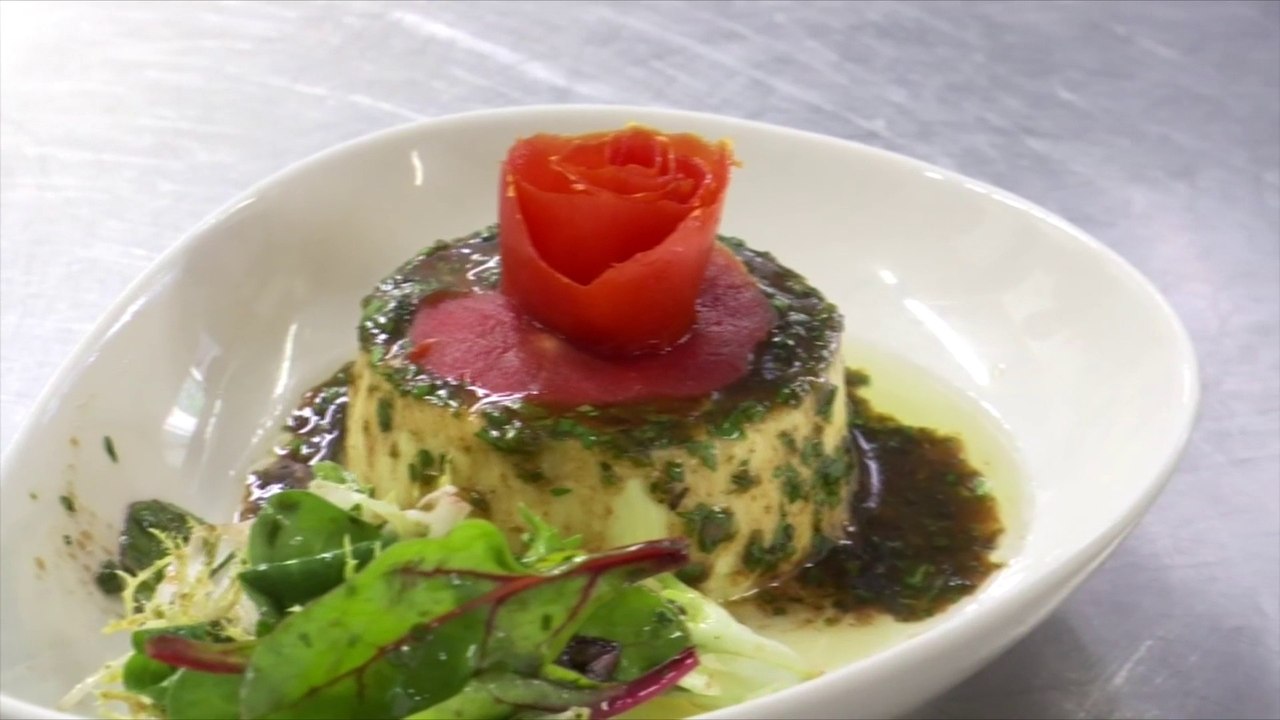 ☀ Le chef du restaurant L'Ambroisie vous livre sa recette fraîcheur de l'été: la "royale d'oignons de Trébons"