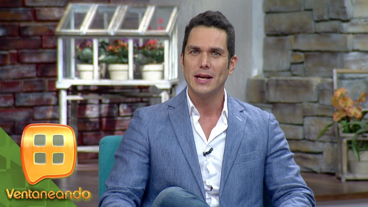 ¡GUAPO Y MULTIFACÉTICO! Adrián Rubio actúa y drige  la obra 'Bravas y breves de cama'. | Ventaneando