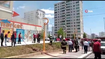 Diyarbakır'da market deposunda yangın: 5 kişi dumandan etkilendi