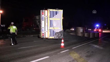 Yola dökülen kağıt rulolar trafiği aksattı