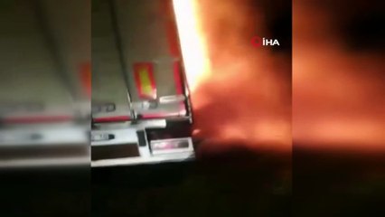 Bitkisel yağ yüklü tır alev aldı... Vatandaşların ve itfaiyenin söndürme çalışmaları nefes kesti