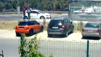 Otomobilin camından sarktı, çantayı böyle alıp kaçtı