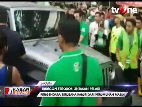 Nekat, Mobil Mewah Tabrak Peserta Lari dan Kabur!