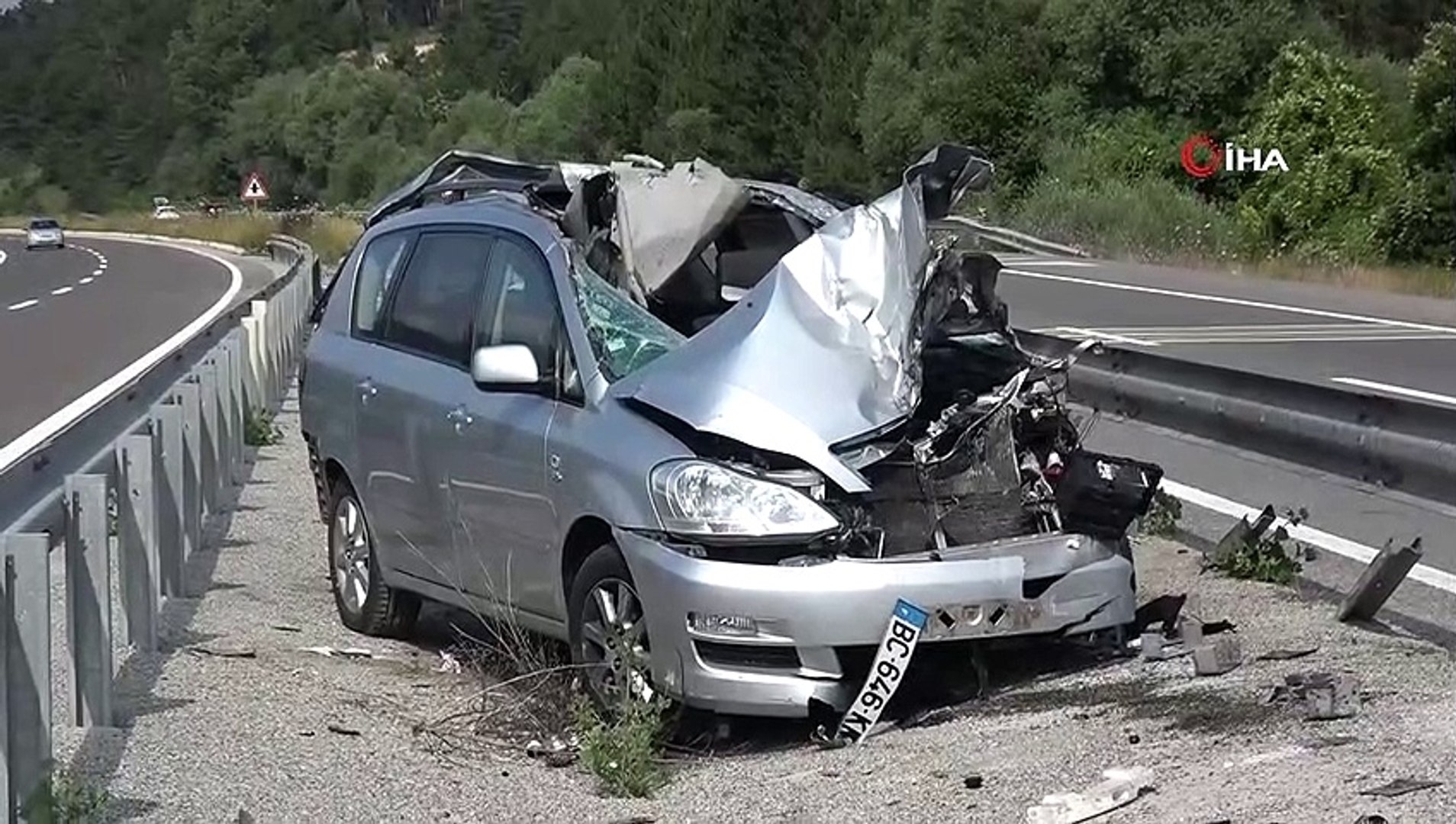 Kontrolden çıkan otomobil refüje uçtu: 1 ölü, 5 yaralı - Dailymotion Video