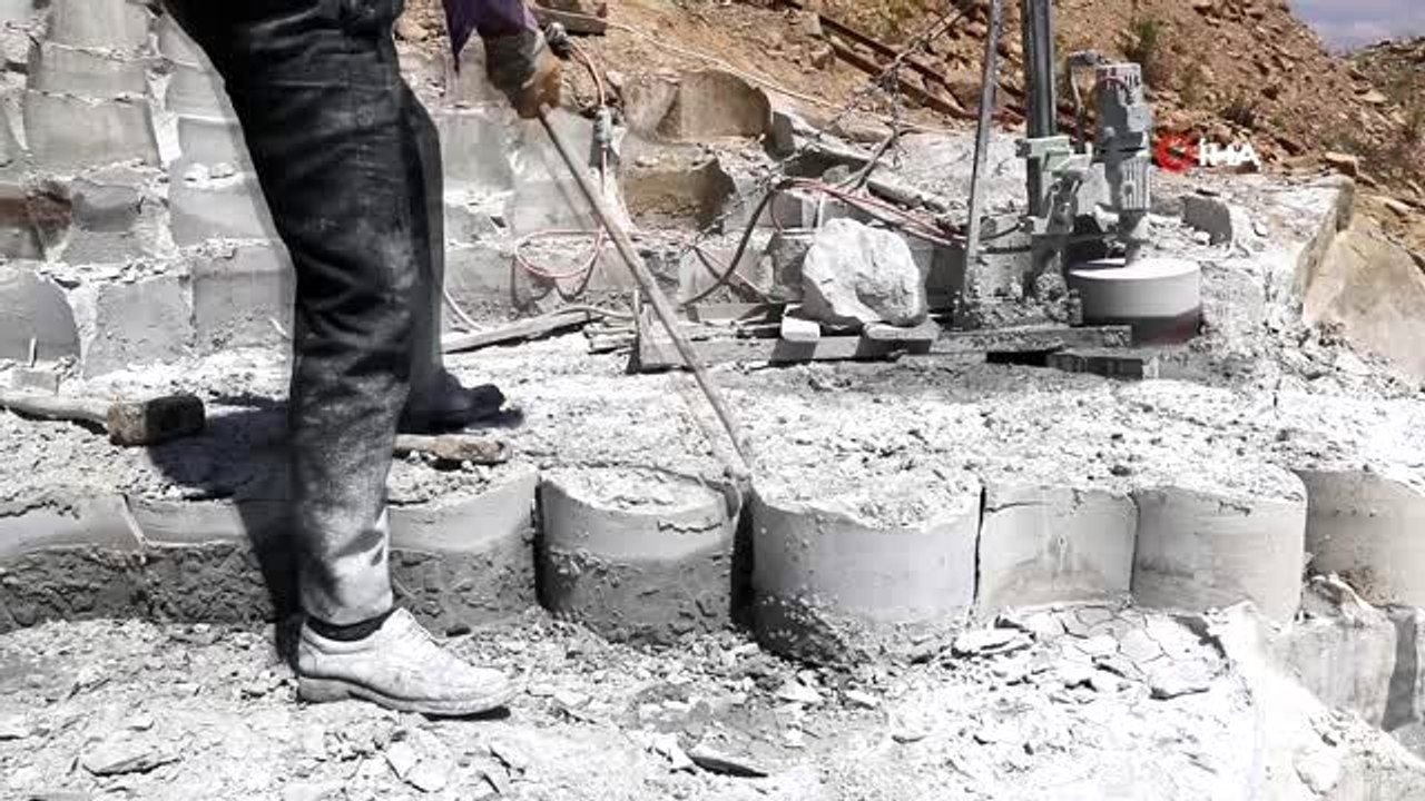 Ekmeğini taştan çıkarıyor...Son taş ustası Memişoğlu köstere taşı imalatını tek başına sürdürüyor