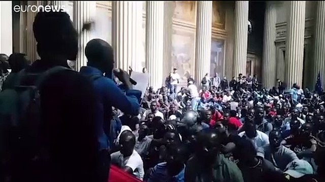 شاهد: بعد السترات الصفراء.. أصحاب السترات السوداء يظهرون في شوارع باريس