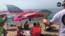 Banderas de España, ‘Tiro al prófugo’ y un falso Junqueras en una playa de Barcelona