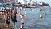 Mersin'de sıcak hava bunaltı, plajlar doldu taştı