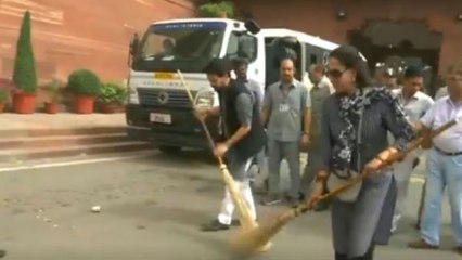 வைரலாகும் ஹேமமாலினி பாராளுமன்ற வளாகத்தில் சுத்தம் செய்யும்   வீடியோ