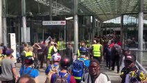 Gilets jaunes: Quelques centaines de manifestants viennent d'envahir la Gare du Nord à Paris, en ce jour de grands départs en vacances