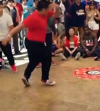 L'habit ne fait pas le moine - Cet homme a des mouvements de danse exceptionnels !