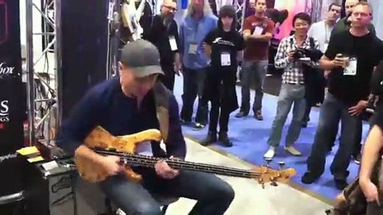 Il maîtrise le slap à la basse comme personne