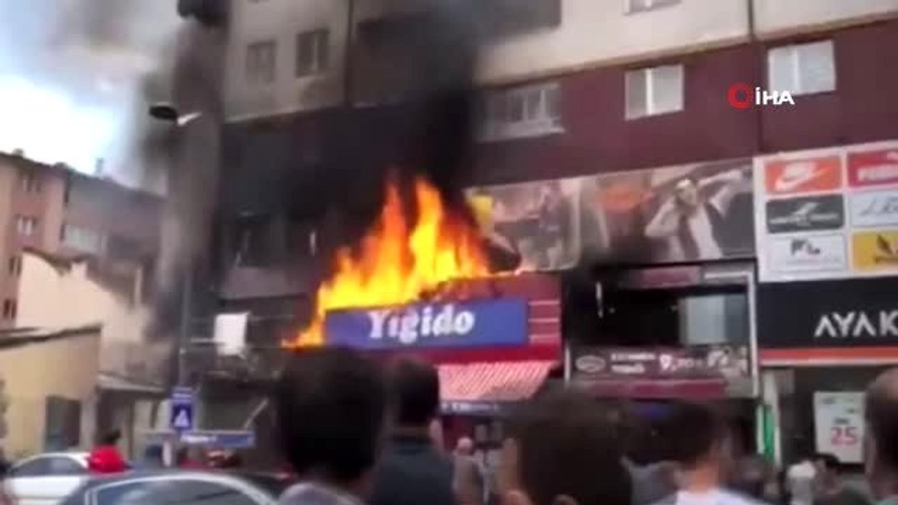 Sivas'ın en işlek caddesinde çıkan yangın korkuttu