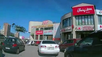 Kadın sürücü kendisine korna çalan araca çekiçle saldırdı