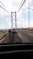 O vídeo do motard 'herói' na Ponte 25 de Abril