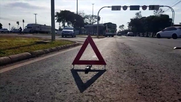 Carro e ônibus batem na faixa exclusiva da Tancredo Neves