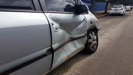 Carros batem em cruzamento na região central