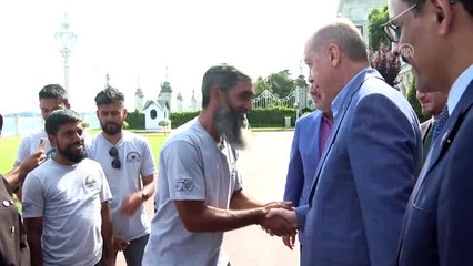 Cumhurbaşkanı Erdoğan, Londra'dan bisikletlerle yola çıkan hacı adaylarıyla bir araya geldi