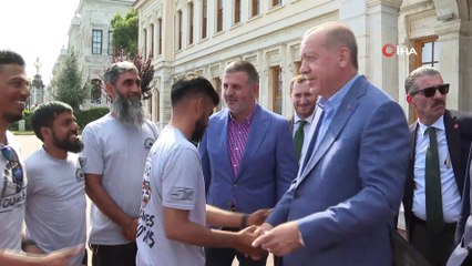 Cumhurbaşkanı Erdoğan, bisikletle Hac Yolculuğuna çıkan 8 İngiliz vatandaşını kabul etti