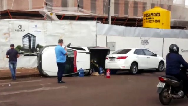 Utilitário tomba após colisão envolvendo três veículos no Bairro Neva