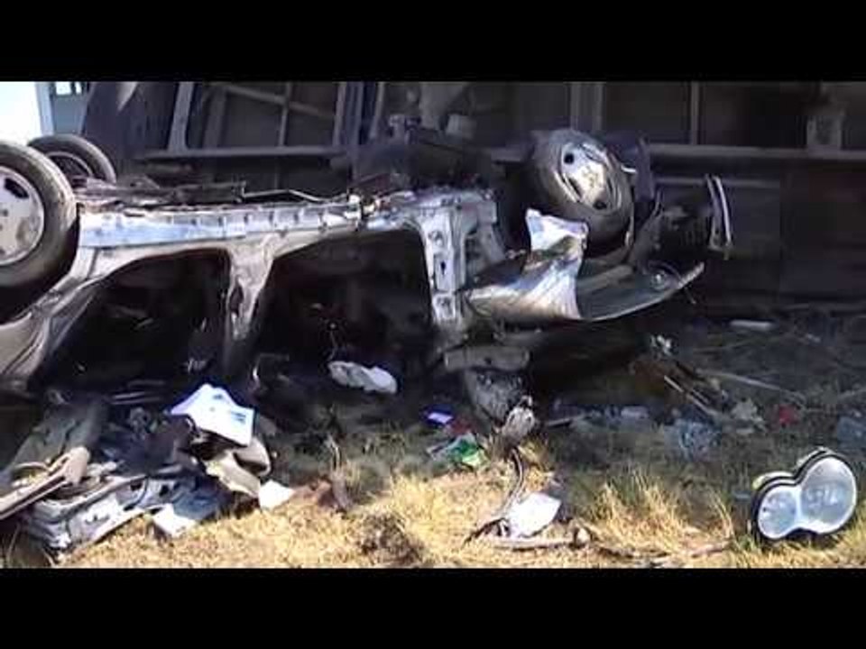 RTV Ora - Aksident i frikshëm në Lushnje, përmbysen makina dhe kamioni pas përplasjes kokë më kokë