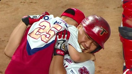 [영상] '만루홈런 사나이' 이범호, 눈물로 현역 마감 / YTN