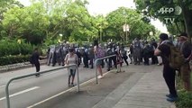 Protesto em Hong Kong contra manifestantes chineses