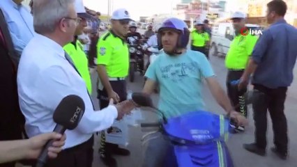 Motosiklet sürücüsünü kaskı kurtardı... Otomobilin kafasının üzerinden geçtiği an kameralara yansısı