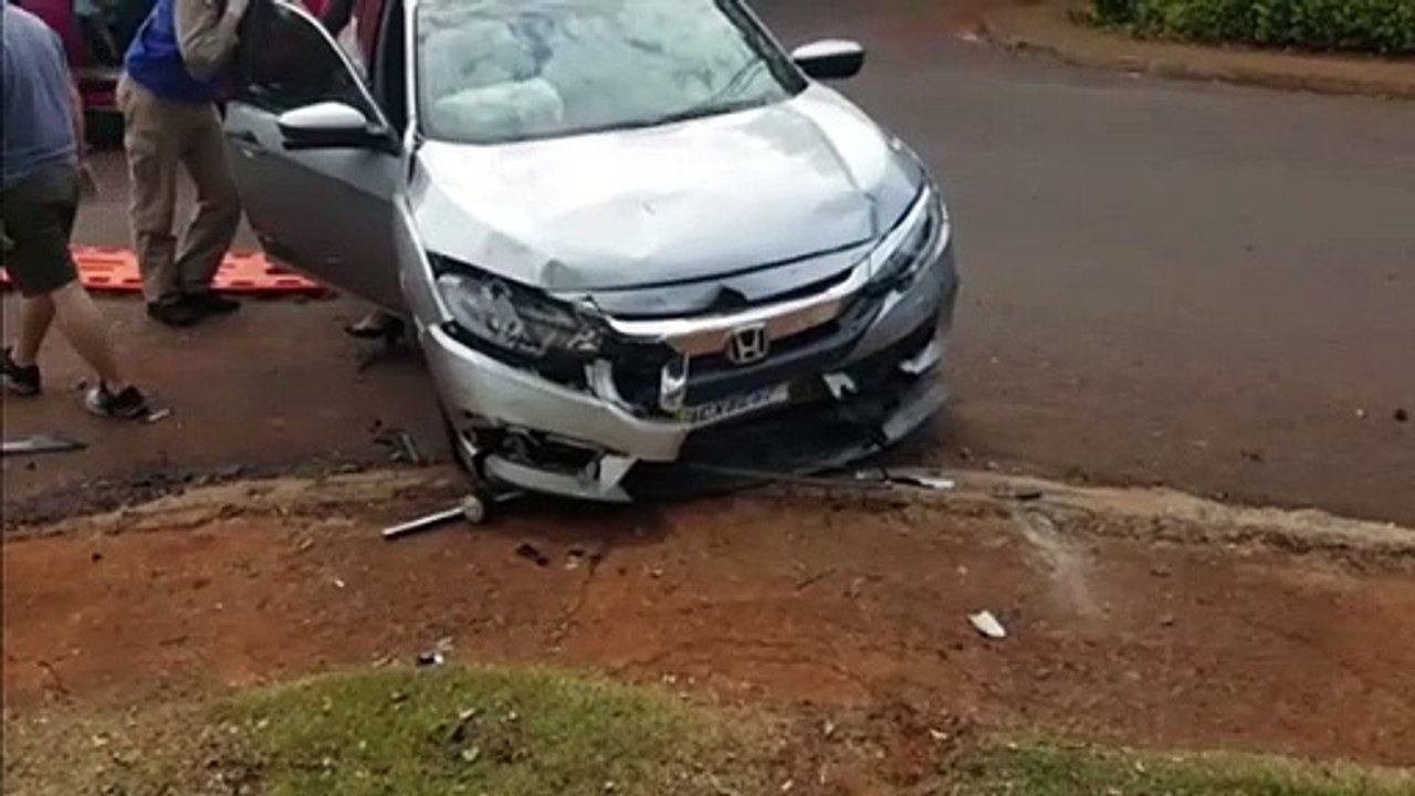 Duas ambulâncias e médico atendem vítimas feridas em colisão no Bairro Canadá