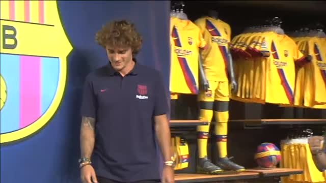Antoine Griezmann posa ante el escudo del Barça